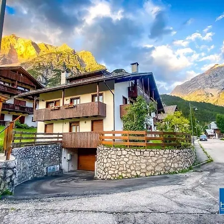 Dolomites Stunning View & Garden Vakantiehuis *
